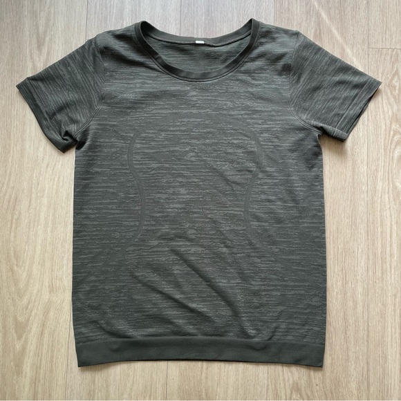 lululemon athletica Other - Lululemon Athletica men’s short sleeve army green run shirt, 3 bars size 8